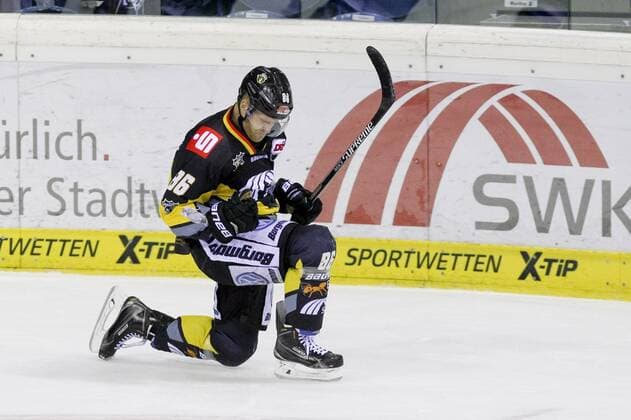 Daniel Pietta (Krefeld Pinguine 86) beim Torjubel nach dem Treffer zum 2:0 Krefeld Pinguine vs Schwenninger Wild Wings, Eishockey, Deutsche Eishockey Liga, 24.02.2015 , EP_JSE