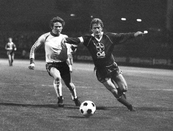 Bayer 04 Leverkusen - Bayer 05 Uerdingen 1:1 05.10.1979. Mannschaftskapitän Dieter Herzog (LEV) vor Ludwig Lurz (Uerd.). HM