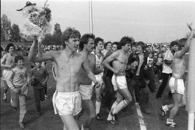 Bayer Leverkusen - Bayer Uerdingen 3:3 13.05.1979 Aufstieg Leverkusen in 1. Bundesliga Spieler Leverkusen bei der Ehrenrunde HM