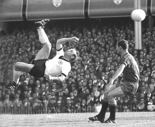 Weltmeisterschaft 1966. Deutschland - Spanien 20.7.1966. Fallrueckzieher von Uwe Seeler. HM