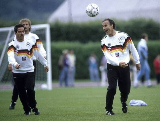Fussball Weltmeisterschaft 1990: Training der deutschen Nationalmannschaft in Erba. Teamchef Franz Beckenbauer u. Uwe Bein. HM