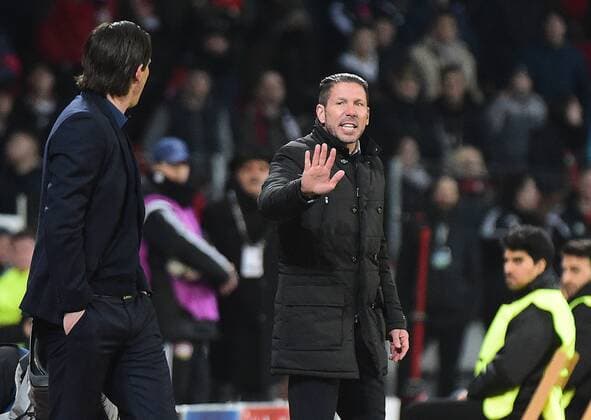 25.02.2015, xjhx, Fussball UEFA Champions League, Bayer 04 Leverkusen - Atletico Madrid, v.l. Trainer Roger Schmidt (Bayer Leverkusen), Trainer Diego Simeone (Atletico Madrid) gibt Anweisungen, gestikuliert, mit den Armen gestikulieren gives instructions, gesticulate.