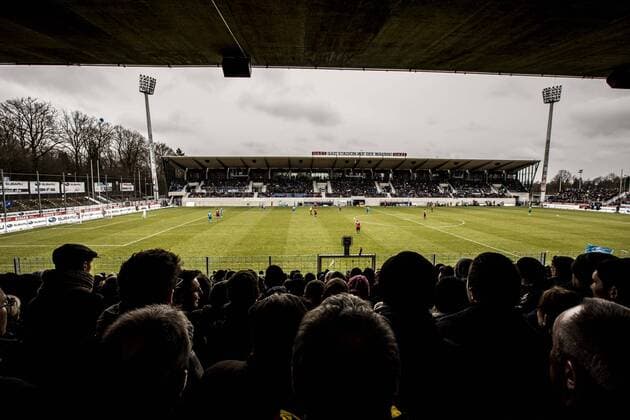 Fußball, Stadiongeschichte Stuttgarter Kickers 3.Liga Fussball GER Stuttgarter Kickers Fans im Gazi Stadion auf der Waldau