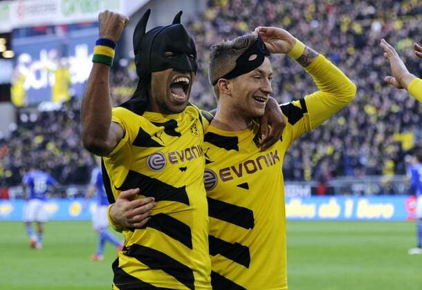 Fussball, Bundesliga, Deutschland, Herren, Saison 2014 2015, 23. Spieltag, Signal Iduna Park Dortmund, Derby, Ruhrderby: Bor. Dortmund, BVB (gelb) - FC Schalke 04, S04 (blau) 3:0; Jubel Pierre-Emerick Aubameyang (BVB) und Marco Reus (BVB) nach dem Tor zum 1:0 als Batman und Robin. Jubel, Freude, Aktion.