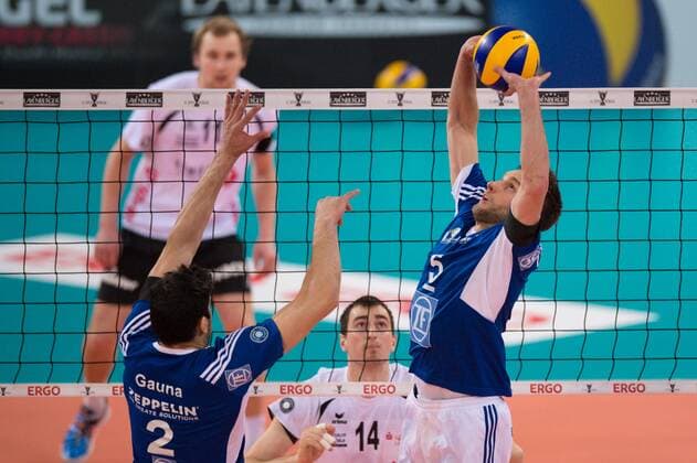 01.03.2015, Gerry-Weber-Stadion, Halle Westfalen Volleyball, DVV-Pokal Finale, SVG Lüneburg Lueneburg vs. VfB Friedrichshafen Maximilliano Gauna ( 2 Friedrichshafen), Zuspiel Simon Tischer ( 5 Friedrichshafen) - Michel Schlien ( 14 Lueneburg)
