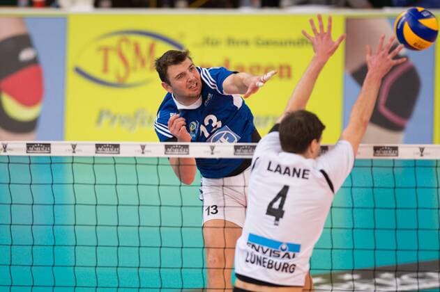 01.03.2015, Gerry-Weber-Stadion, Halle Westfalen Volleyball, DVV-Pokal Finale, SVG Lüneburg Lueneburg vs. VfB Friedrichshafen Angriff Adrian Gontariu ( 13 Friedrichshafen) - Block Tijmen Laane ( 4 Lueneburg)
