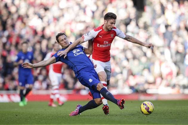 01.03.2015. London, England. Barclays Premier League. Arsenal versus Everton. Everton s Phil Jagielka with a challenge on Arsenal& x2019;s Olivier Giroud xCraigxMercerx  ActionPlus11601654