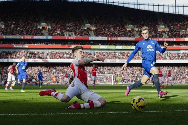 01.03.2015. London, England. Barclays Premier League. Arsenal versus Everton. Arsenal s Hector Bellerin tries to keep the ball in play xCraigxMercerx  ActionPlus11601672