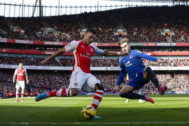 01.03.2015. London, England. Barclays Premier League. Arsenal versus Everton. Everton s Luke Garbutt tries to stop Arsenal& x2019;s Alex Oxlade-Chamberlain gets a cross in xCraigxMercerx  ActionPlus11601674