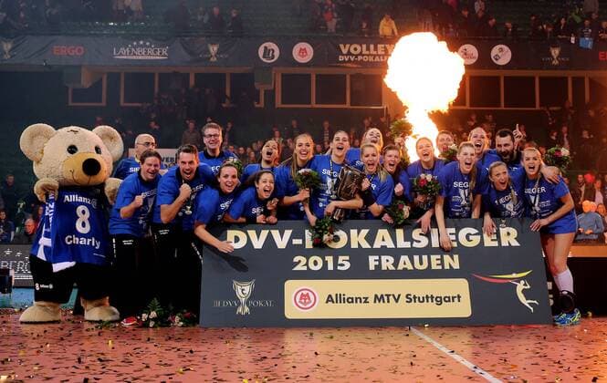 Halle Westfalen Volleyball DVV-Pokalfinale Ladies in Black Aachen vs. Allianz MTV Stuttgart, Allianz MTV Stuttgart jubelt mit Pokal