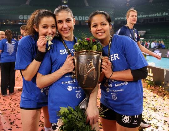 Halle Westfalen Volleyball DVV-Pokalfinale Ladies in Black Aachen vs. Allianz MTV Stuttgart, v.l. Martina Malevic, Micheli Pissinato, Tamari Miyashiro (Stuttgart) mit Pokal