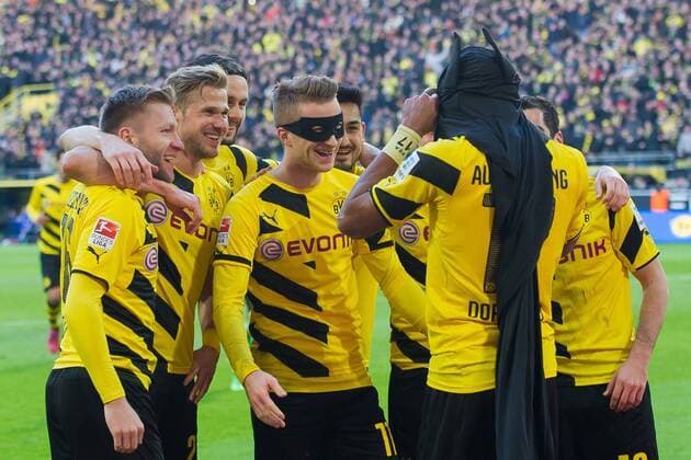 Samstag 28.02.2015, 1. Bundesliga, Saison 2014 2015, 23. Spieltag, BV Borussia Dortmund - FC Schalke 04, 3:0, Marco REUS (BVB) und Pierre-Emerick AUBAMEYANG (BVB) jubeln nach dem treffer zum 1:0 durch Pierre-Emerick AUBAMEYANG (BVB), mit einem Batman und Robin kostuem DeFodi01001062672