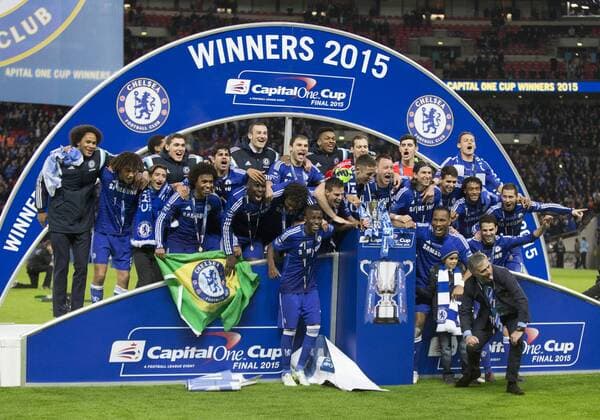 01.03.2015. London, England. Capital One Cup Final. The FC Chelsea team celebrate their victory with Jose Mourinho, the Chelsea manager sticking his tongue out. xNigelxCookex  ActionPlus11601975