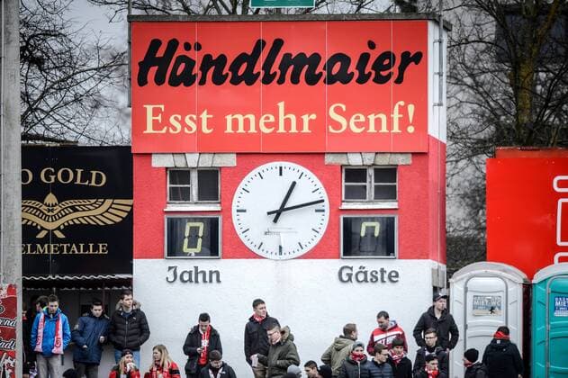Jahnstadion, Heimstätte des SSV Jahn Regensburg: Die alte Anzeigetafel ist bereits defekt, die Uhr funktioniert aber noch.