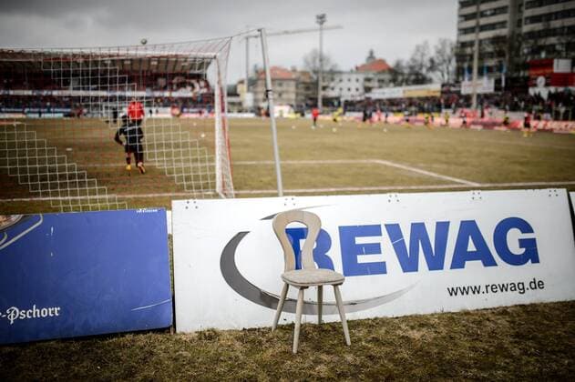 Jahnstadion, Heimstätte des SSV Jahn Regensburg: Ein alter Stuhl steht für die Ordner hinter dem Tor.