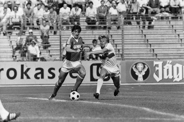 Fussball VFB Stuttgart VFB Stuttgart vs. Borussia Dortmund von links: Bernd Klotz ( Dortmund ) Bernd Förster ( VFB )