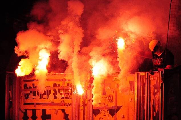 Fussball, DFB - Pokal, Saison 2014 2015, Achtelfinale, SG Dynamo Dresden - Borussia Dortmund (BVB), Dienstag (03.03.2015), Stadion Dresden. Dortmunds Fans zünden Pyro. RM001