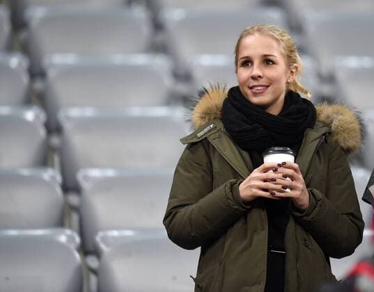 FUSSBALL DFB POKAL ACHTELFINALE SAISON 2014 2015 FC Bayern Muenchen - Eintracht Braunschweig 04.03.2015 Die Freundin Nina Weiss von Torwart Manuel Neuer (FC Bayern Muenchen) auf der Tribuene in der Allianz Arena 