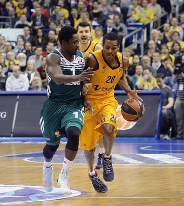 Alex Renfroe (ALBA Berlin), mit Ball, links Will Cherry (Kaunas), ALBA Berlin - Zalgiris Kaunas Basketball, Euroleague 2014 2015, Euroleague Turkish Airlines, Herren, men, Saison 2014 2015 Berlin, 4.3.2015, 02 World Halle