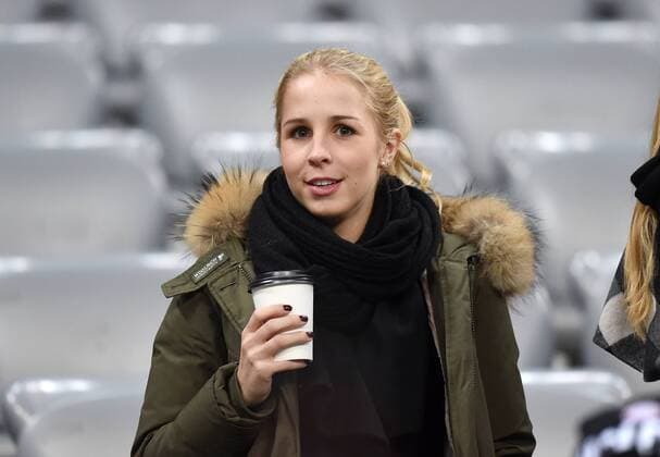 FUSSBALL DFB POKAL ACHTELFINALE SAISON 2014 2015 FC Bayern Muenchen 04.03.2015 Die Freundin Nina Weiss von Torwart Manuel Neuer (FC Bayern Muenchen) auf der Tribuene in der Allianz Arena 