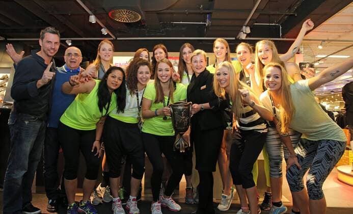 MTV Allianz Stuttgart Deutschland, Stuttgart, 05.03.2015, Volleyball, 1. Bundesliga Frauen, Saison 2014 2015, MTV Allianz Stuttgart, Präsentation Pokalsieger bei Breuninger Stuttgart: Die Spielerinnen präsentieren mit Stefanie Schwarz (Breuninger) den Pokal.
