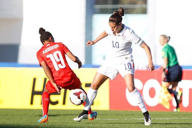 v.li.: Eseosa Aigbogun (Schweiz) im Zweikampf, Duell, duel, tackle mit Carli Lloyd (USA) Fussball, Algarve Cup 2015, USA - Schweiz, xfsx