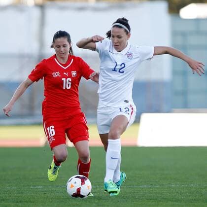 v.li.: Fabienne Humm (Schweiz), Lauren Holiday (USA) Fussball, Algarve Cup 2015, USA - Schweiz, xfsx