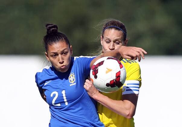 v.li.: Beatriz Zaneratto Bia (Brasilien) gegen Charlotte Rohlin (Schweden) im Zweikampf, Duell, duel, tackle, Aktion, Action Fussball, Algarve Cup 2015, Schweden - Brasilien, xmrx
