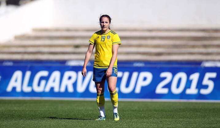 v.li.: Antonia Göransson (Schweden) enttäuscht schauend, Enttäuschung, disappointed unzufrieden, upset, displeased vor Banner, Bande ALGARVE CUP 2015 Fussball, Algarve Cup 2015, Schweden - Brasilien, xmrx