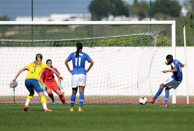 v.li.: Carola Söberg (Schweden) im Tor, Andressa Alves (Brasilien) erzielt das Tor zum 0:2, scores the goal, Aktion, Action per Elfmeter, Strafstoß, penalty kick Fussball, Algarve Cup 2015, Schweden - Brasilien, xmrx