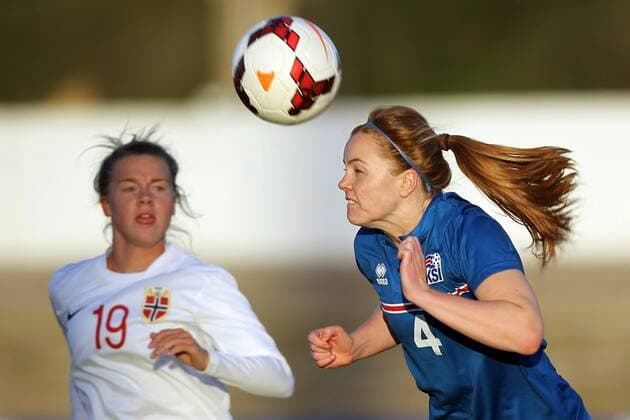 v.li.: Marie Markussen (Norwegen), Glodis Perla Vioarsdottir (Island), Kopfball, header Fussball, Algarve Cup 2015, Norwegen - Island, xmrx