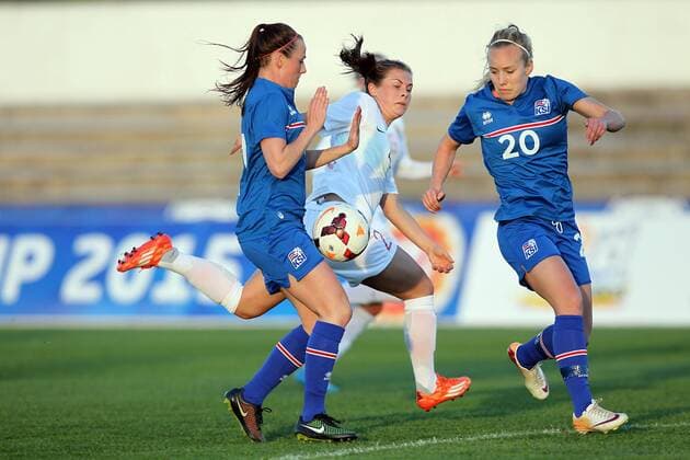 v.li.: Hallebera Guony Gisladottir (Island), Emelie Bossard Haavi (Norwegen), Elisa Vioarsdottir (Island) im Dreikampf, Duell, duel, tackle, Aktion, Action Fussball, Algarve Cup 2015, Norwegen - Island, xmrx