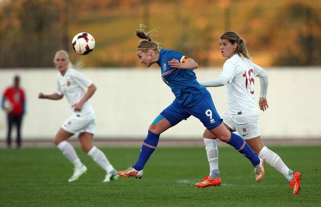 v.li.: Margret Lara Vidarsdottir (Island) gegen Andrine Hegerberg (Norwegen) im Zweikampf, Duell, duel, tackle, Aktion, Action Fussball, Algarve Cup 2015, Norwegen - Island, xmrx