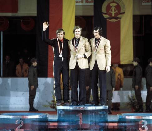 Siegerehrung Nordische Kombination Olympische Spiele 1976 in Innsbruck: Olympiasieger Ulrich Wehling (DDR) zwischen Urban Hettich (BR Deutschland) und Konrad Winkler (DDR)