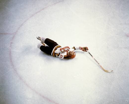 Eishockey Olympische Spiele Innsbruck 1976: Erich Kühnhackl (BR Deutschland) am Boden