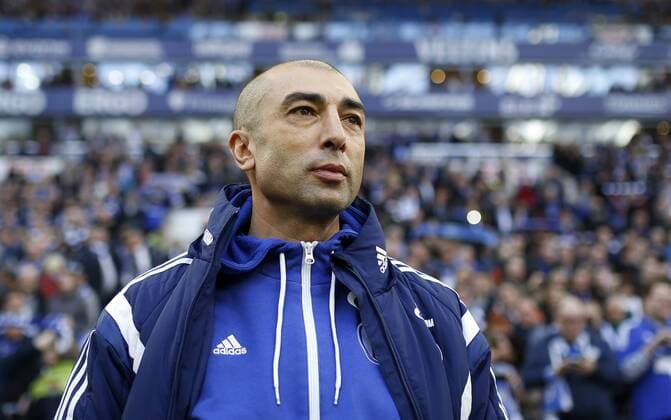 Schalke, Veltins-Arena, 07.03.15: Schalkes Trainer Roberto Di Matteo konzentriert im Spiel der 1. Bundesliga zwischen FC Schalke 04 vs. TSG 1899 Hoffenheim in der Saison 2014 2015.
