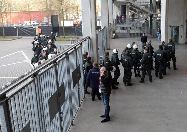 08.03.2015, xjhx, Fussball 1.Bundesliga, 1.FC Koeln - Eintracht Frankfurt, v.l. Polizeistaffel am Stadion