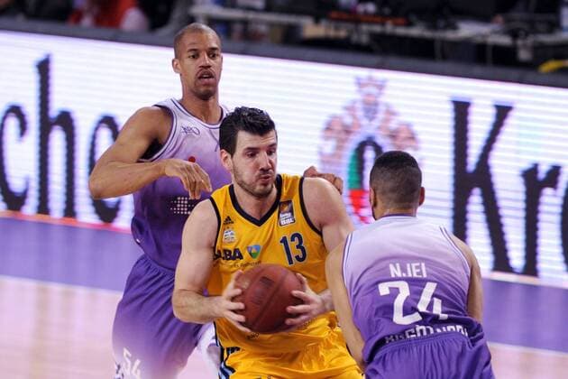 Marko Banic (Alba Berlin) (M, am Ball); Jamal Boykin (BG Goettingen) (hinten) und Acha Njei (BG Goettingen) (NR 24) Basketball --- 1. Bundesliga, BBL --- BG Goettingen vs Alba Berlin --- 08.03.2015 , EP_RSL