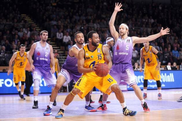 Reggie Redding (Alba Berlin) (vorne); Acha Njei (BG Goettingen) (L, hinten); Robert Kulawick (BG Goettingen) (R, hinten) Basketball --- 1. Bundesliga, BBL --- BG Goettingen vs Alba Berlin --- 08.03.2015 , EP_RSL