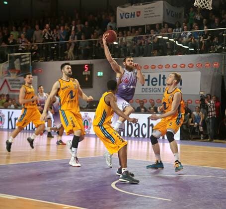 gsd zje123 BBL Basketball Bundesliga Saison 2014 15 BG Göttingen - Alba Berlin Göttingens Alex Ruoff (am Ball) gegen Berlins Niels Giffey (rechts)