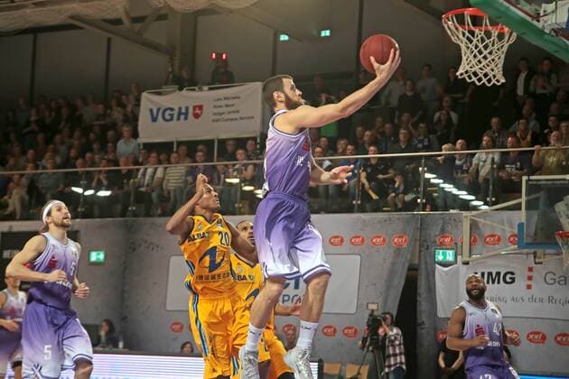 gsd zje123 BBL Basketball Bundesliga Saison 2014 15 BG Göttingen - Alba Berlin Göttingens Alex Ruoff (am Ball) gegen Berlins Alex Renfroe