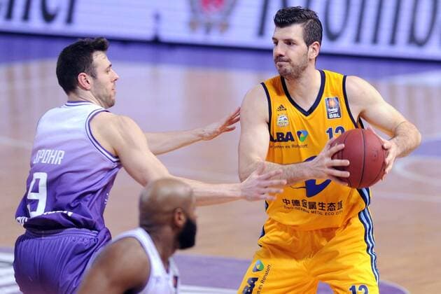 Marko Banic (Alba Berlin) (R, am Ball) und Dominik Spohr (BG Goettingen) Basketball --- 1. Bundesliga, BBL --- BG Goettingen vs Alba Berlin --- 08.03.2015 , EP_RSL