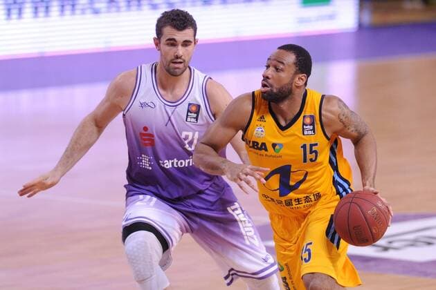 Reggie Redding (Alba Berlin) (R, am Ball) und Harper Kamp (BG Goettingen) Basketball --- 1. Bundesliga, BBL --- BG Goettingen vs Alba Berlin --- 08.03.2015 , EP_RSL