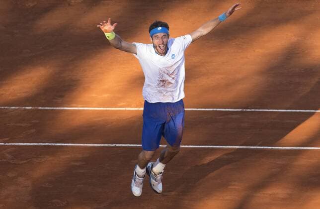Argentina s Leonardo Mayer celebrates his victory after the Davis Cup World Group first round singles match in Villa Martelli, near Buenos Aires, capital of Argentina, March 8, 2015. The match broke the record of duration with 6 hours and 42 minutes, as the longest match in the history of the Davis Cup. MartinxZabala) (da) (SP)ARGENTINA-VILLA MARTELLI-TENNIS-DAVIS CUP e MARTINxZABALA 