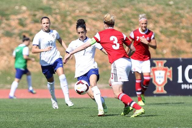 v.li.: Claudia Neto (Portugal) im Zweikampf, Duell, duel, tackle mit Janni Arnth Jensen (Dänemark) Fussball, Algarve Cup 2015, Portugal - Dänemark, xfsx