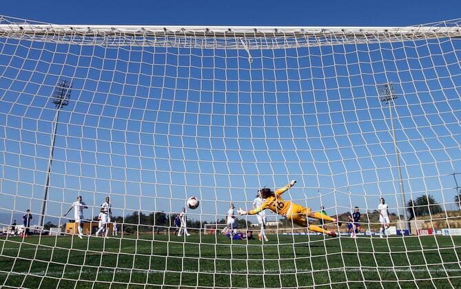 v.li.: Nr 9 Nahomi Kawasumi (Japan) erzielt das Tor zum 1:0, scores the goal, Aktion, Action Torkamera, Hintertorkamera, remote camera Fussball, Algarve Cup 2015, Japan - Frankreich, xmrx