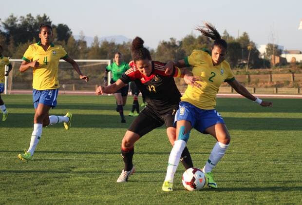 09.03.2015 xcex Deutschland, Brasilien, Fussball, Nationalmannschaft, Algarve Cup 2015 Deutschland gegen Brasilien Celia Sasic (Deutschland) im Zweikampf mit Fabiana Simoes (Brasilien)