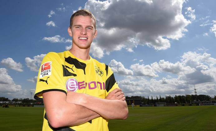 Montag 11.08.2014, Saison 2014 2015, 1. Bundesliga, Offizieller Fototermin BV Borussia Dortmund, Sven BENDER (BVB), Portrait, halbe Figur, Himmel, Wolken DeFodi01045007393