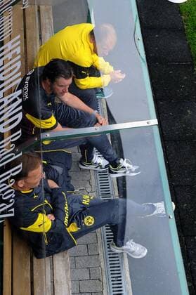 Donnerstag 31.07.2014, Saison 2014 2015, 1. Bundesliga, Trainingslager, TL, BV Borussia Dortmund in Bad Ragaz, Michael Zorc, Sportdirektor BVB und Hans-Joachim Watzke, Geschaeftsfuehrer BVB sitzten auf der Trainerbank im Gespraech, Ansicht von oben DeFodi01045006582