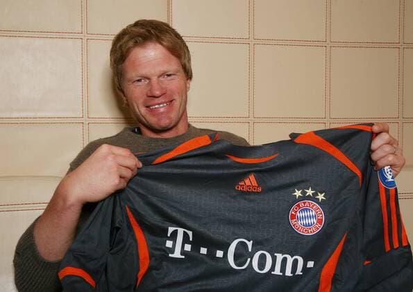 Oliver Kahn (Bayern) präsentiert sein Torwarttrikot